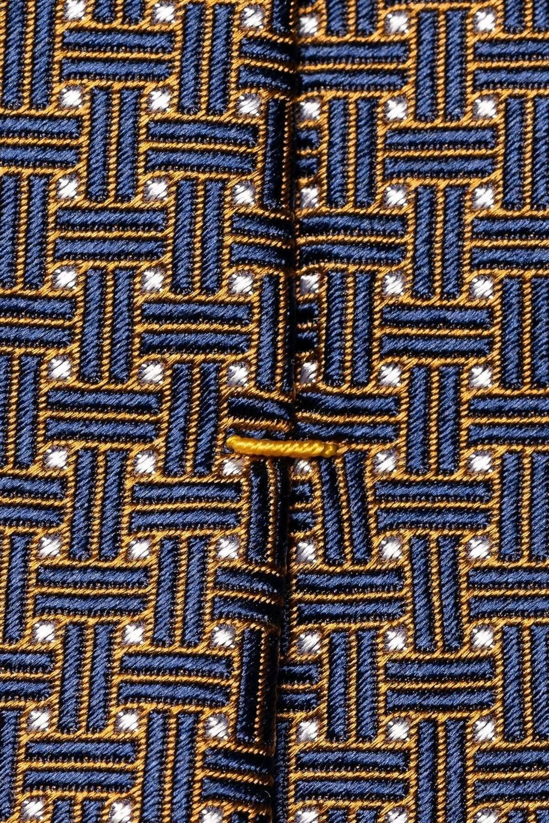 Cravate de soie Eton avec motif tressé bleu marine, doré et blanc, ajoutant une touche d&