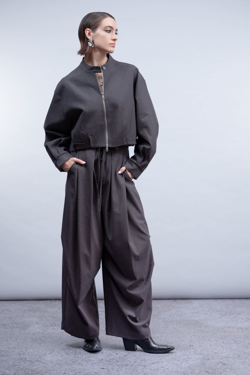 Close-up of the Haako women's black short-sleeved jacket with button details - Valérie Simon