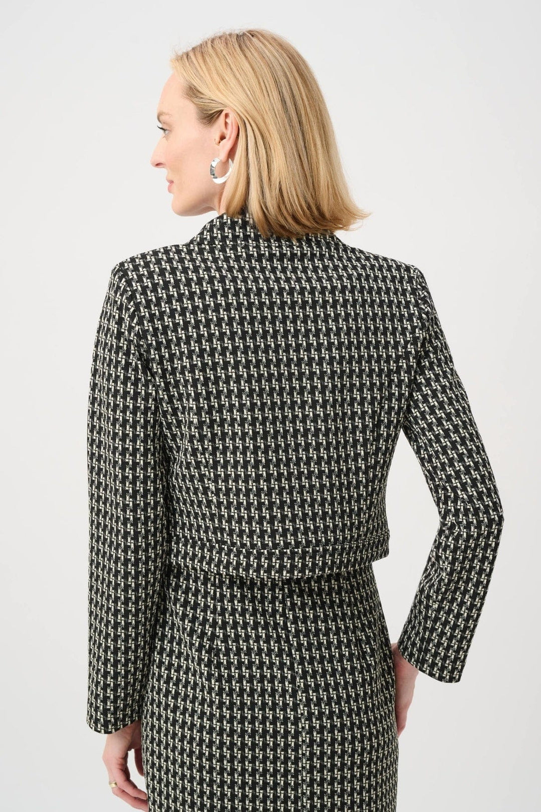 Side view of a short, textured white Joseph Ribkoff jacket with puffed sleeves - Valérie Simon