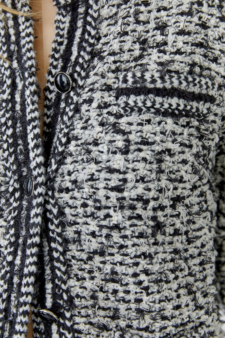 Vue de face veste en tweed à manches longues Oui pour femme beige avec boutons dorés - Valérie Simon