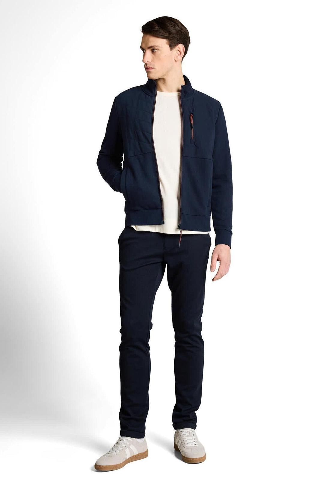 Vue de face veste hybride zippée Tom Tailor pour homme grise avec capuche - Valérie Simon