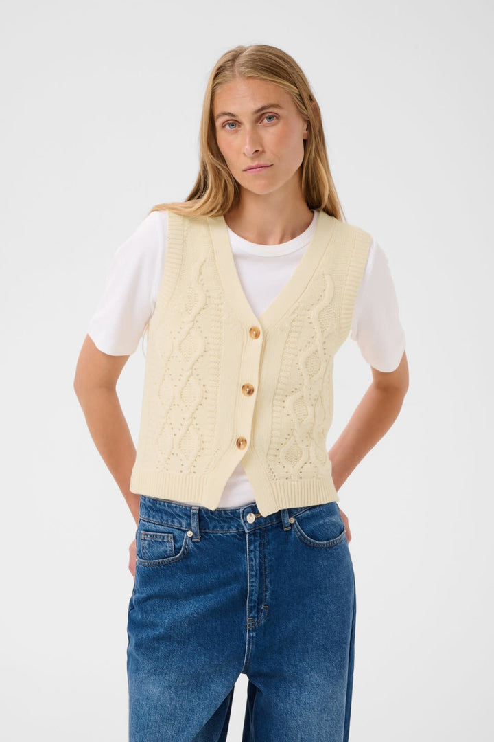 Vue de face gilet sans manches torsadé Part Two beige clair, col rond, boutonnière ouverte - Valérie Simon