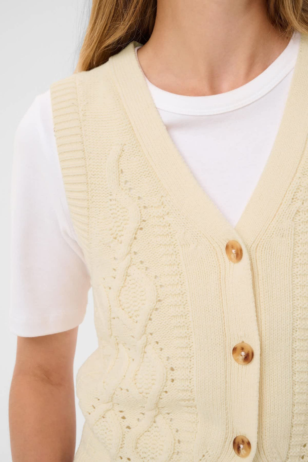 Vue de face veste sans manches Part Two femme beige en maille torsadée - Valérie Simon
