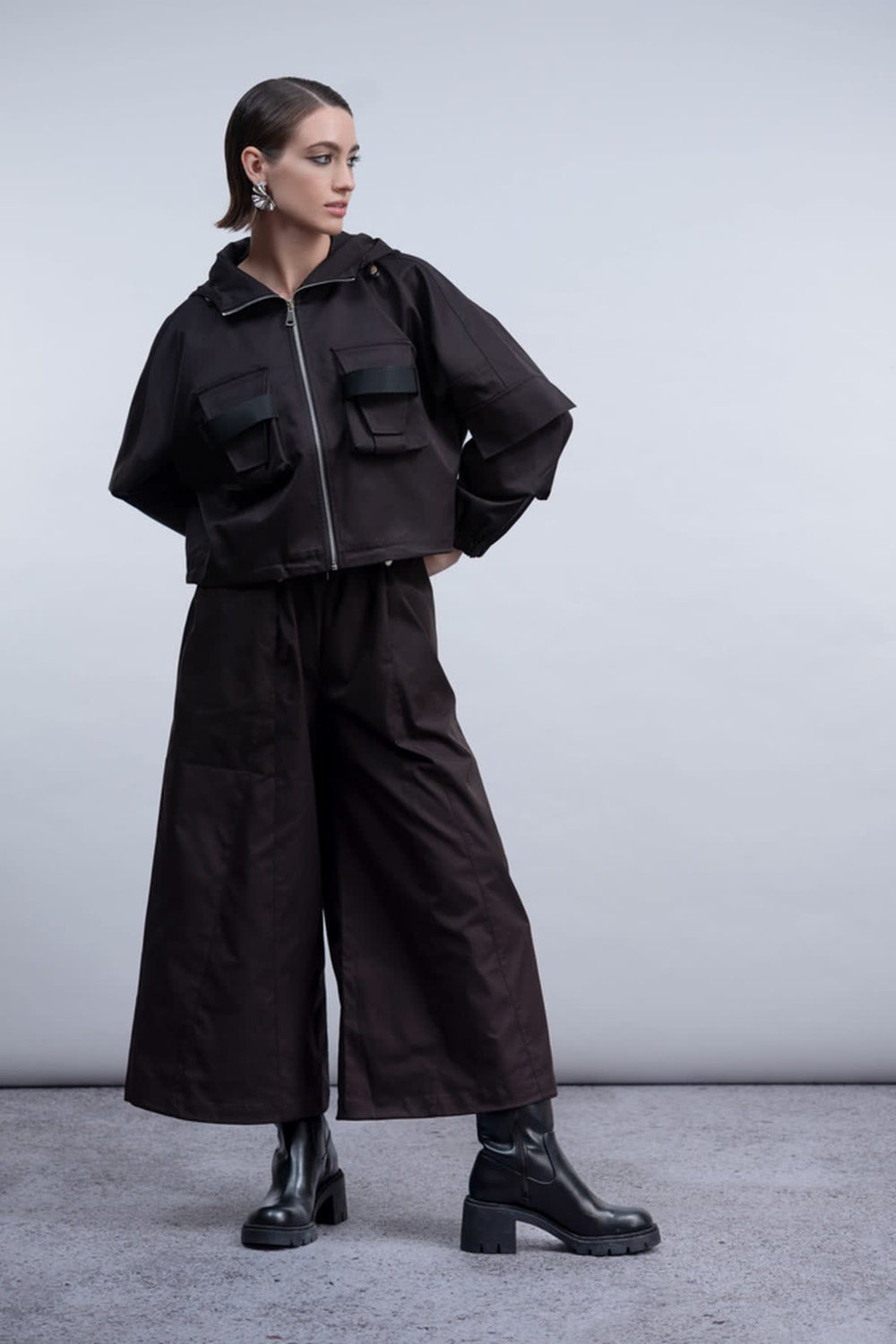 Front view of the Haako women's short utility jacket in olive green with branded buttons - Valérie Simon