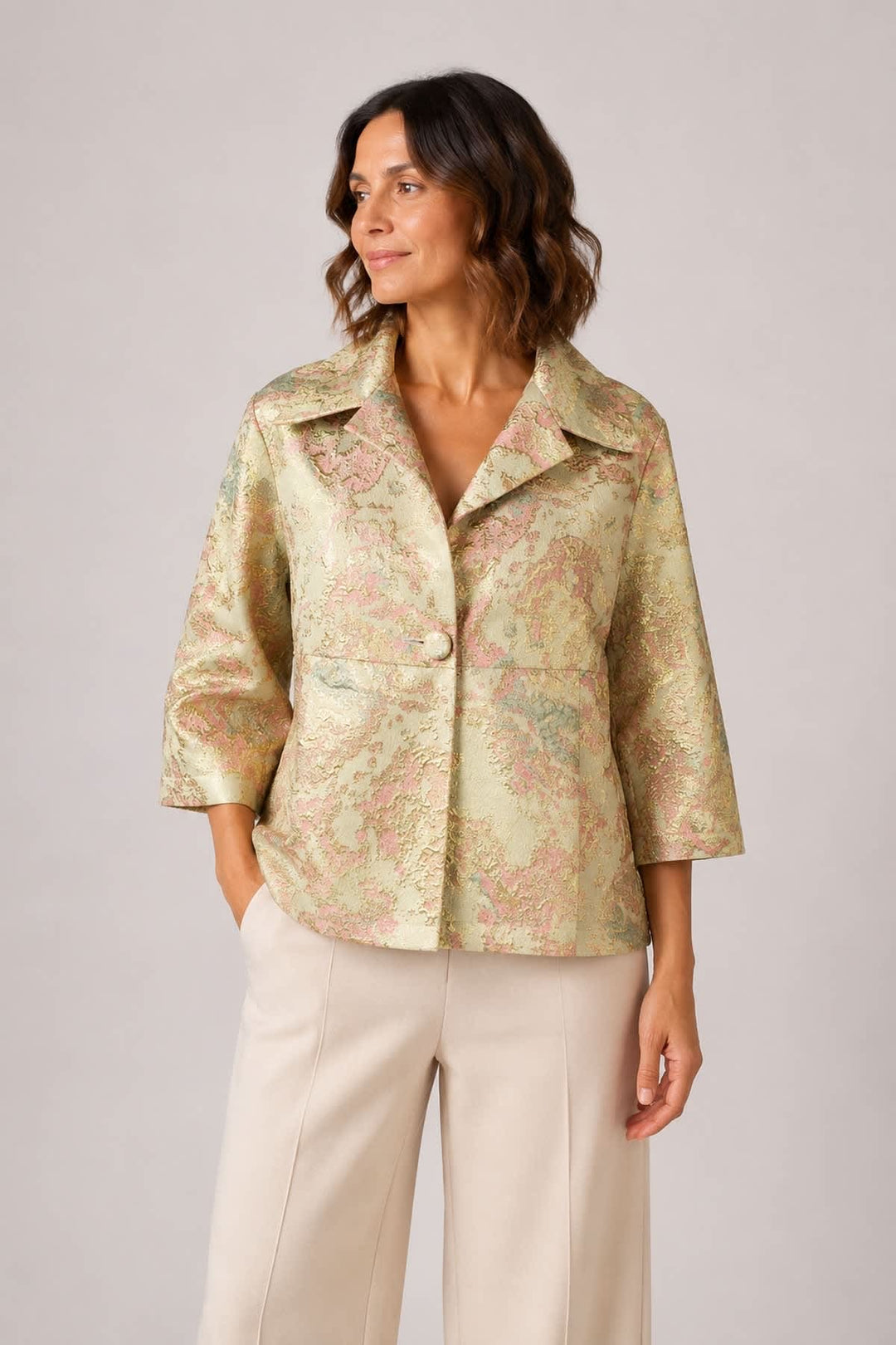 Vue de côté veste brocart femme dorée avec motif Xenia - Valérie Simon