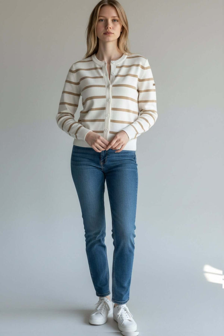 Femme portant un Cardigan à rayures boutonné PERPIGNAN avec col rond côtelé et manches longues, parfaite silhouette casual.
