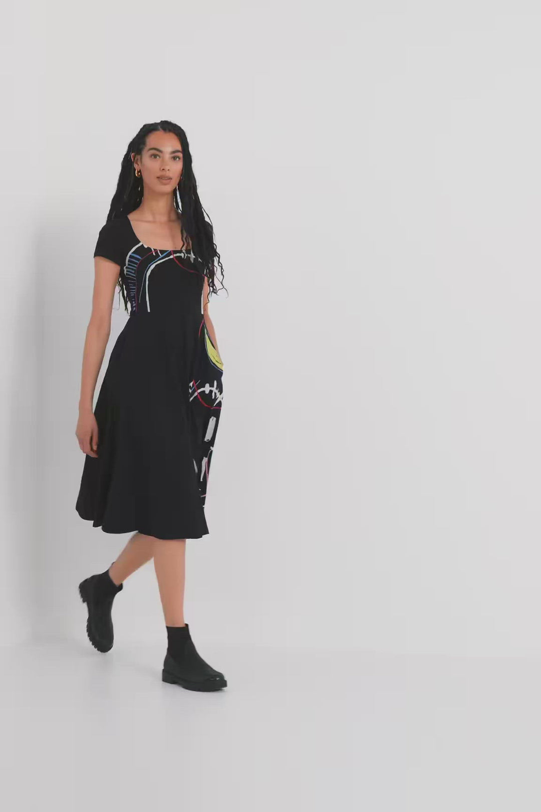 Robe longue à imprimé artistique en tissu maille noir, coupe trapèze, manches courtes, encolure carrée