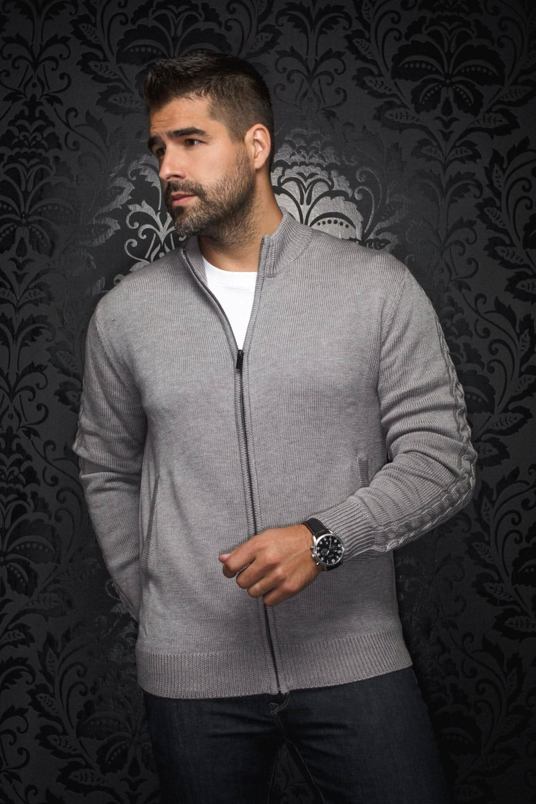 Chandail en mérinos Esteban gris pâle avec zip, col montant et poignets côtelés, homme portant le pull.