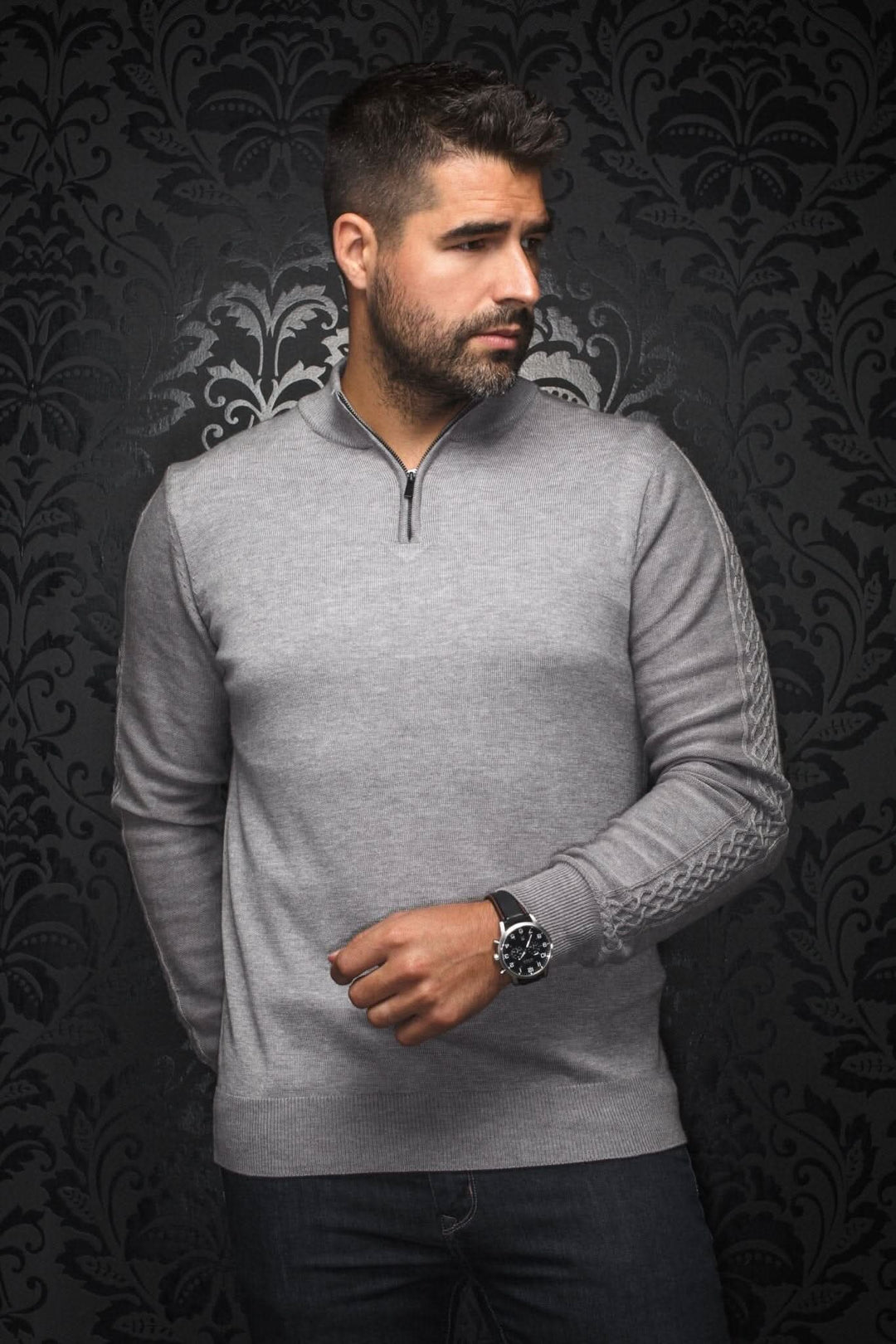 Homme portant un chandail gris pâle Mesta en mérinos avec col zippé et design élégant.
