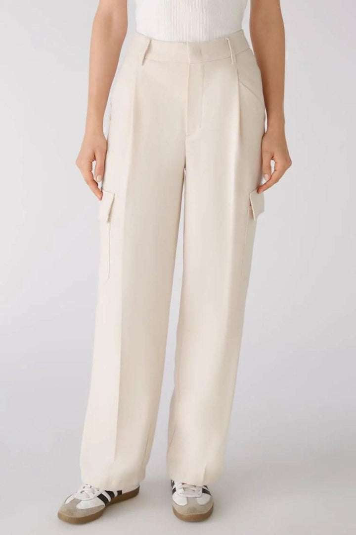 Pantalon cargo à jambe large en beige, idéal pour un look décontracté avec plusieurs poches.