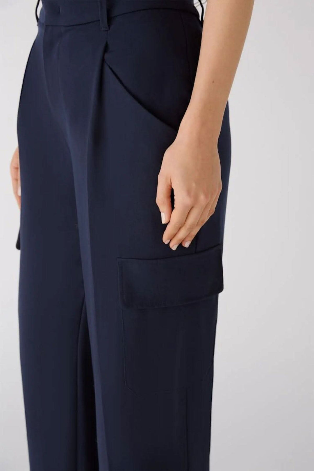 Pantalon cargo coupe large avec poches latérales, parfait pour un style décontracté et fonctionnel.