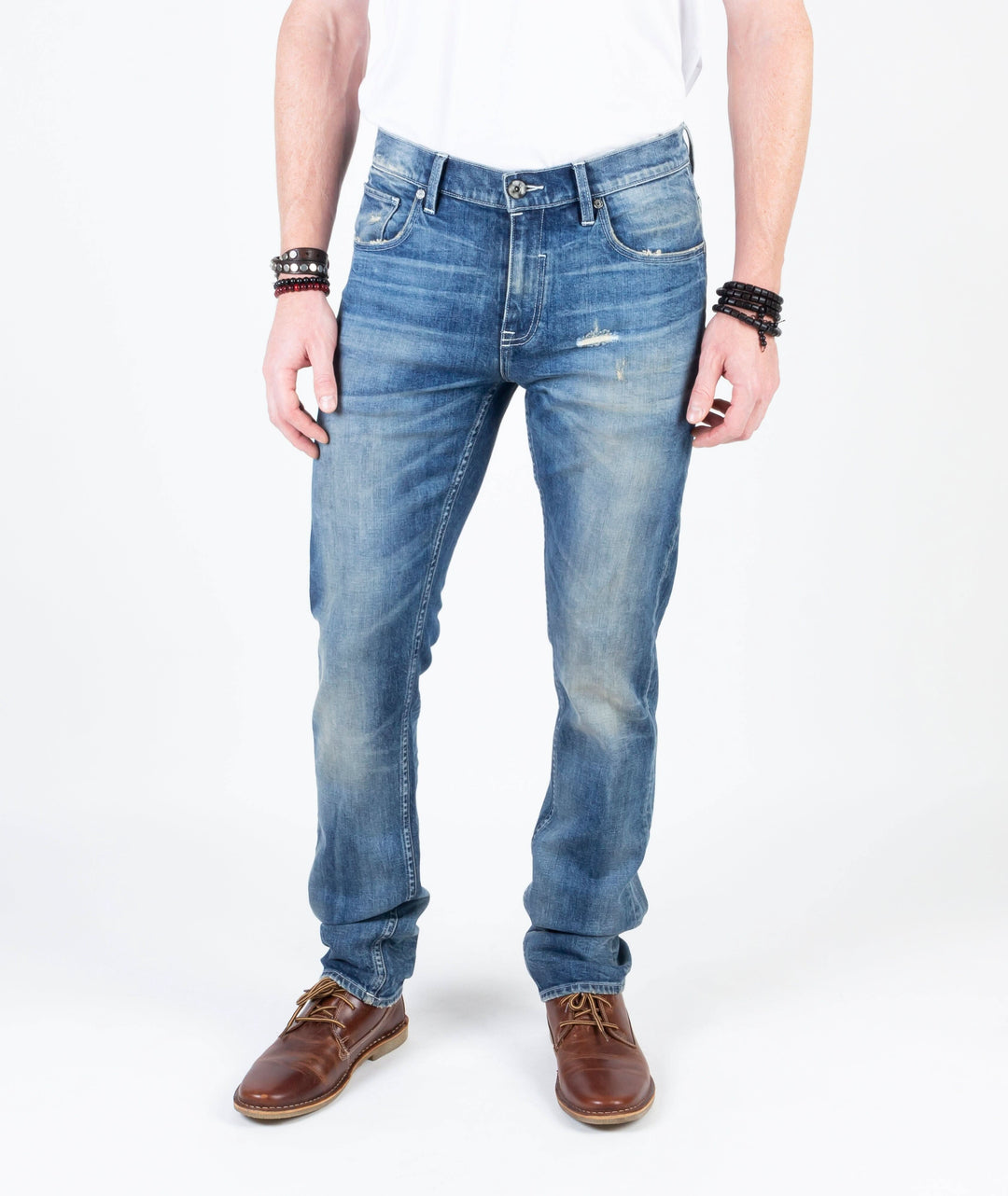 Jean Axe Lazuli en denim italien, conçu en coton bio, style vintage, taille ajustée, porté par un homme.