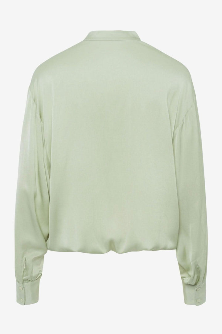 Blouse soyeuse Viv, dos de chemisier vert clair, manches bouffantes, col montant, style tendance, confort optimal.