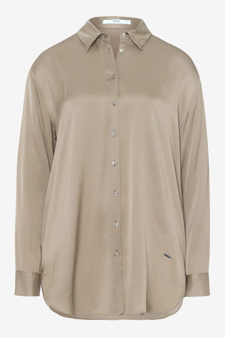 Chemisier femme à manches longues, en tissu fluide et col chemise classique, couleur beige.