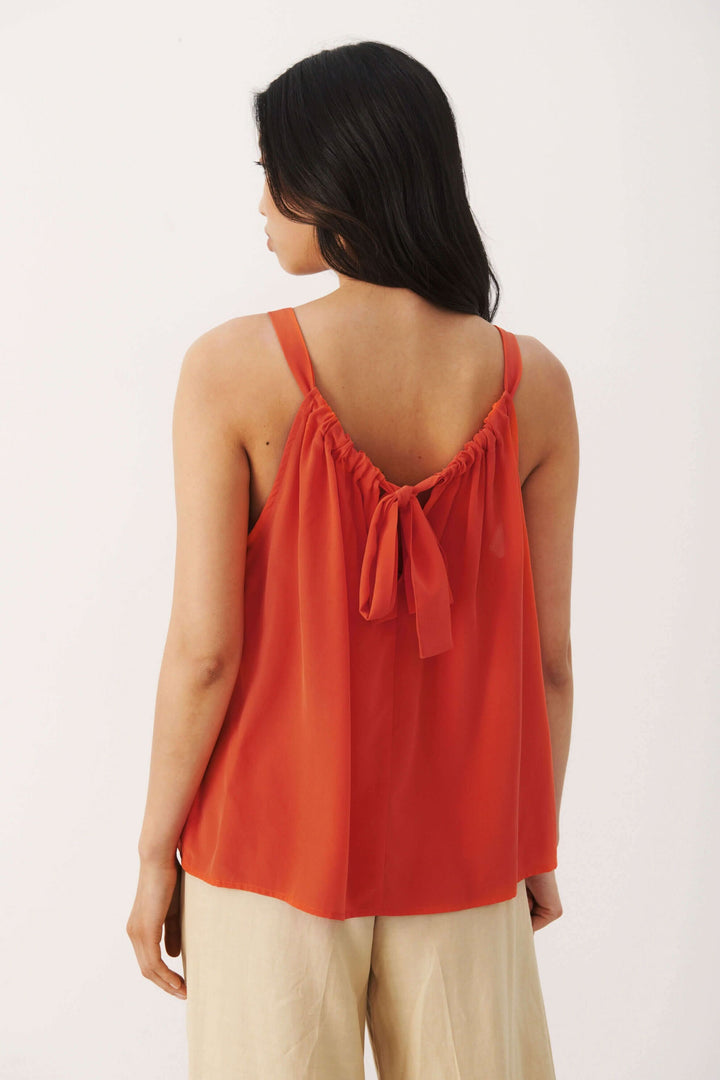 Camisole Arine féminine rouge avec col rond et nœud au dos, portée par un mannequin.