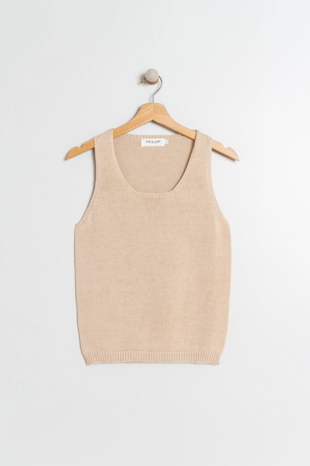 Camisole en tricot fin beige avec encolure dégagée, parfaite pour l&