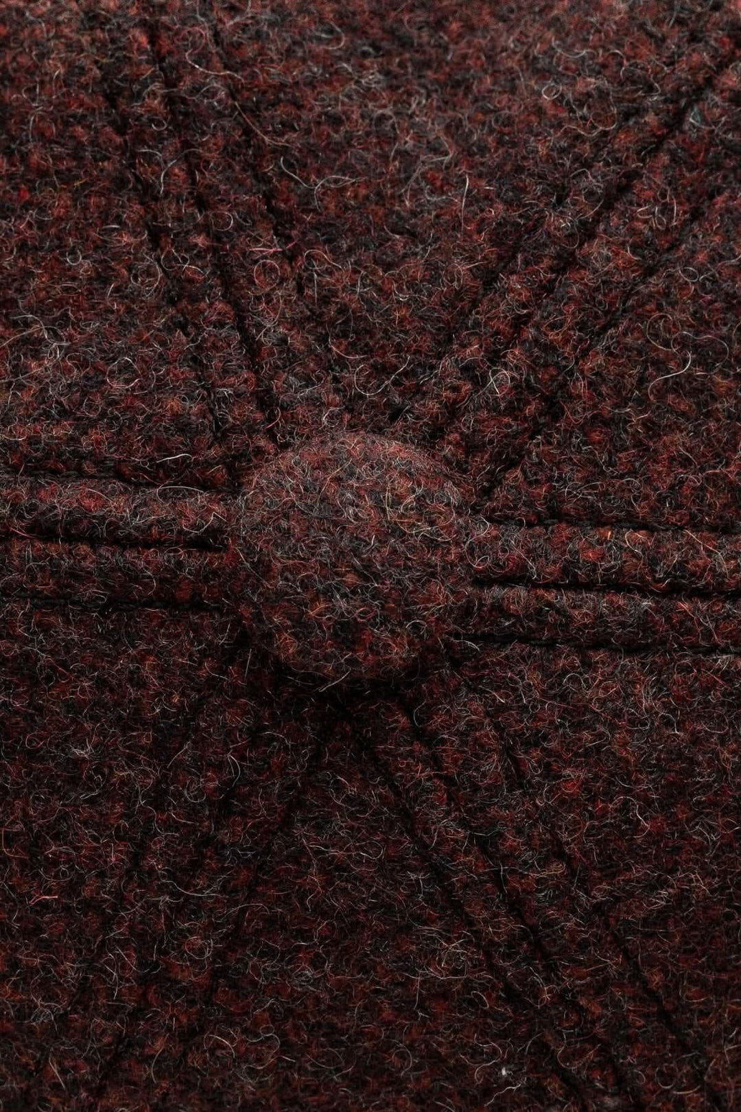 Casquette de baseball en flanelle avec texture en laine, détails élégants, couleur foncée.
