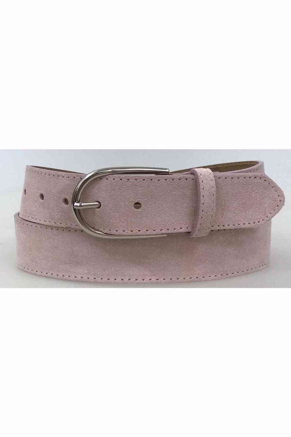 Ceinture en cuir suédé rose avec boucle en métal argenté, un accessoire tendance pour l'été.