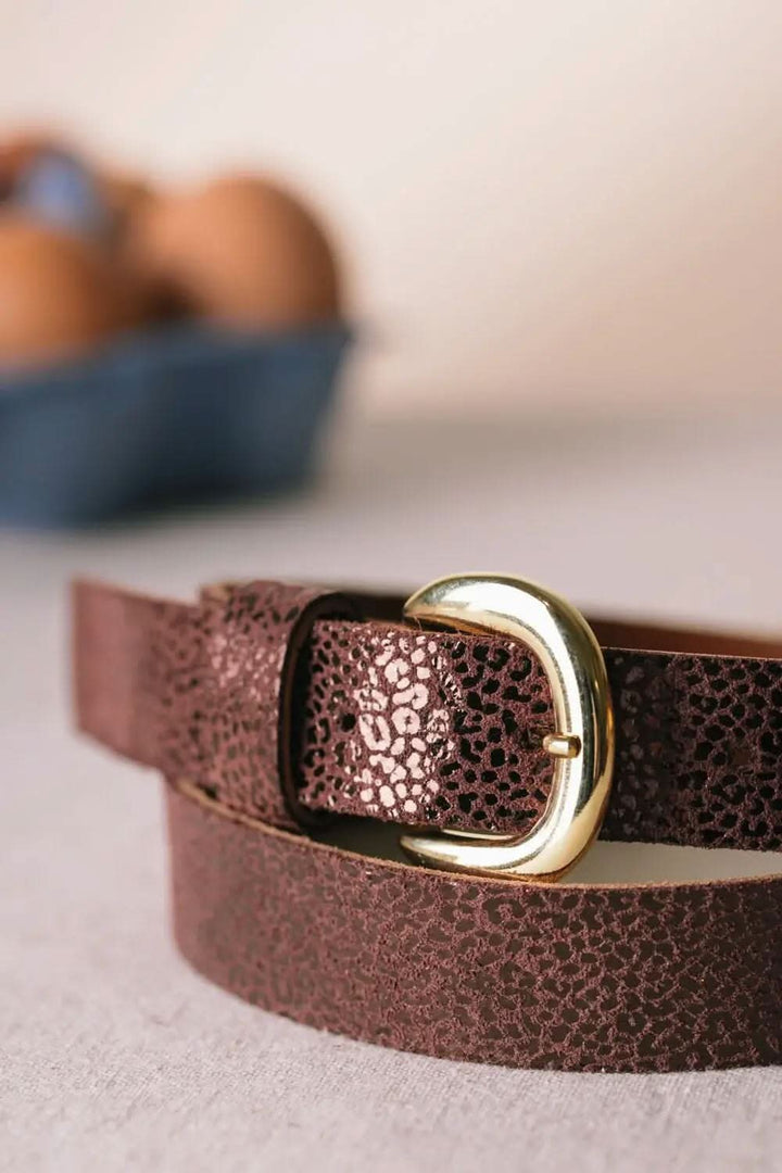 Ceinture Lenox en cuir brun avec impression léopard et boucle dorée, accessoire tendance.