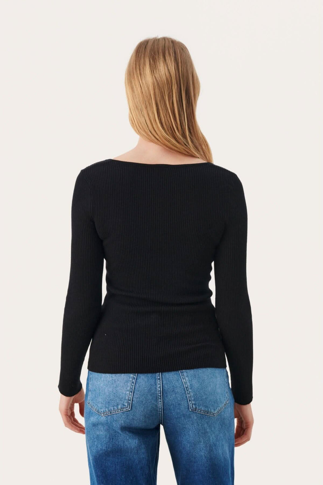 Vue arrière du pull Caylee de Part Two, en noir, avec encolure profonde et manches longues.