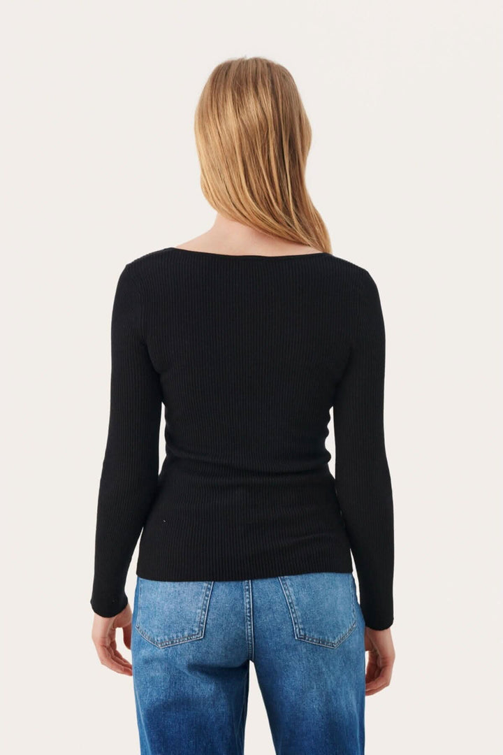 Vue arrière du pull Caylee de Part Two, en noir, avec encolure profonde et manches longues.