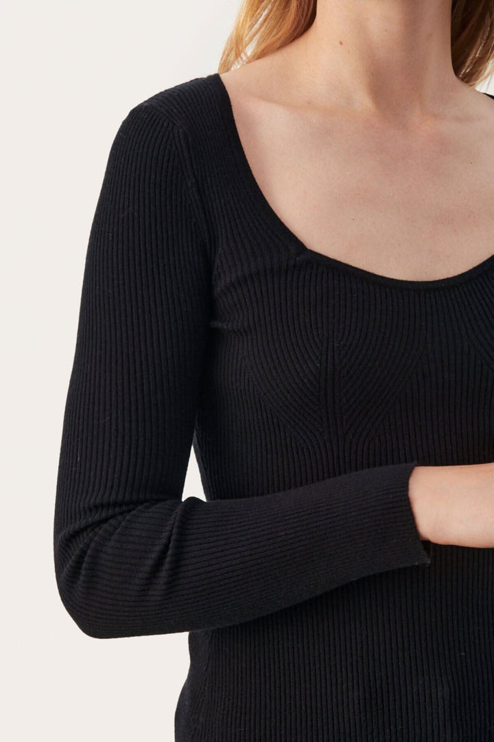 Pull Caylee noir à encolure profonde et manches longues, en tricot côtelé, confortable et élégant.