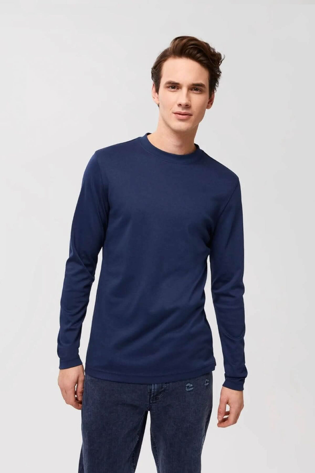 Homme portant un chandail manches longues bleu marine &