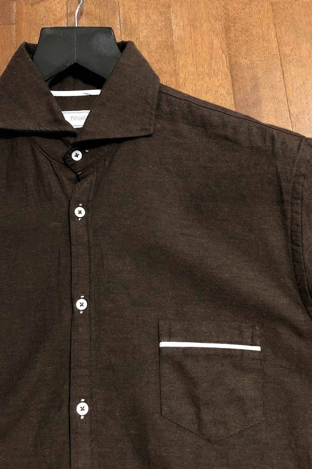 Chemise brune Poggianti 1958 en coton léger avec poche et détails orangés, fabriquée en Italie.