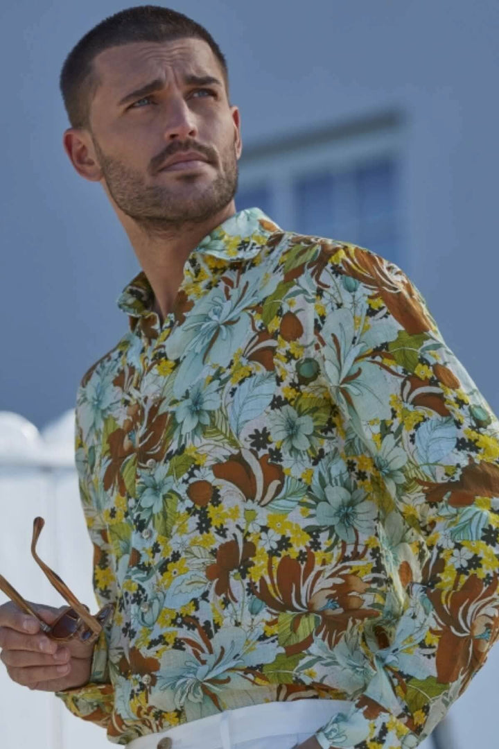 Homme portant une chemise fleurie en lin de la marque Stenströms, idéale pour l&