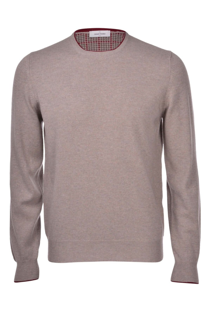 Pull en cachemire beige à col rond avec détails contrastants et patchs en tweed, style britannique élégant.