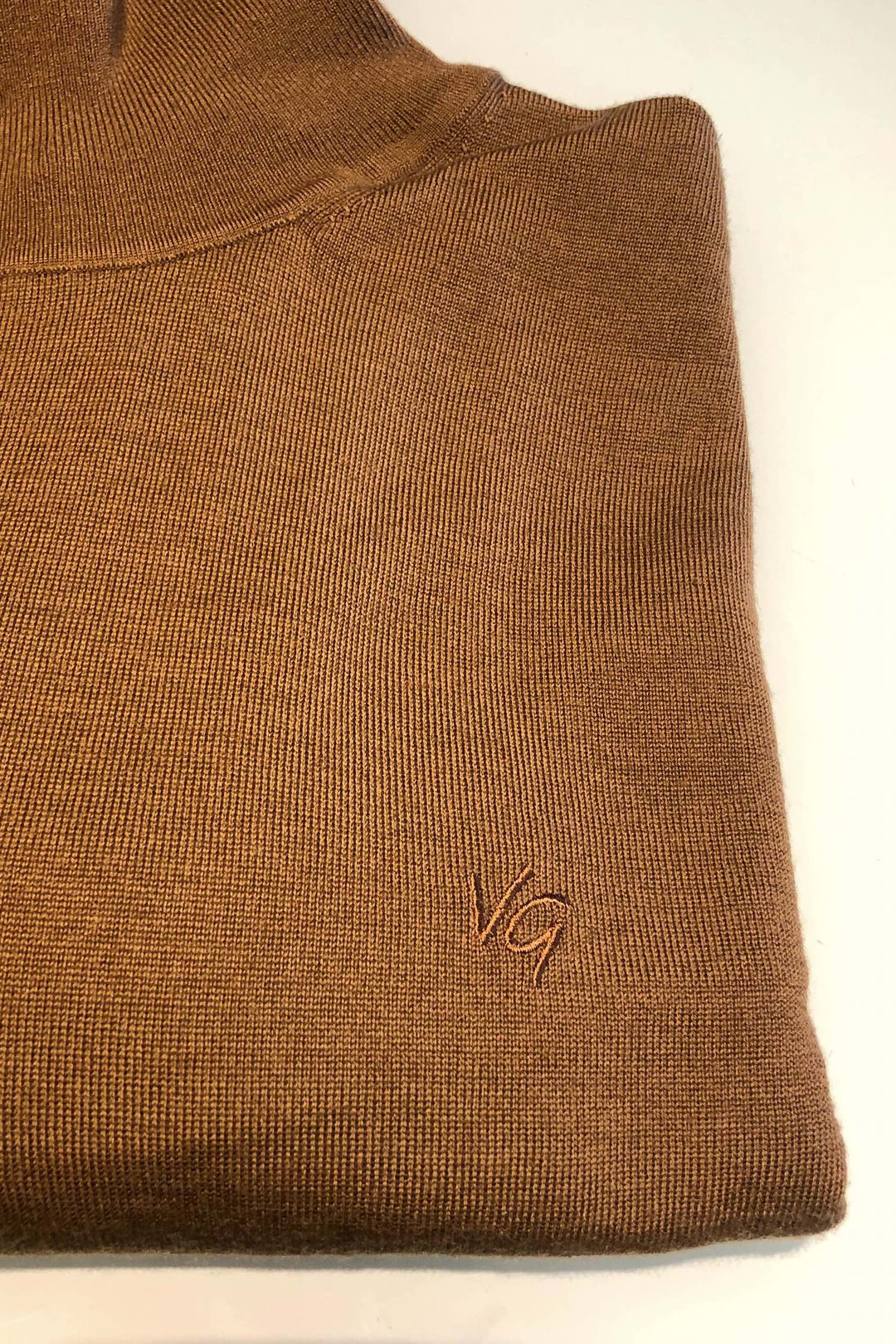 Col roulé Van Gils en brun cacao, en laine 100%, avec détails côtelés et logo brodé.
