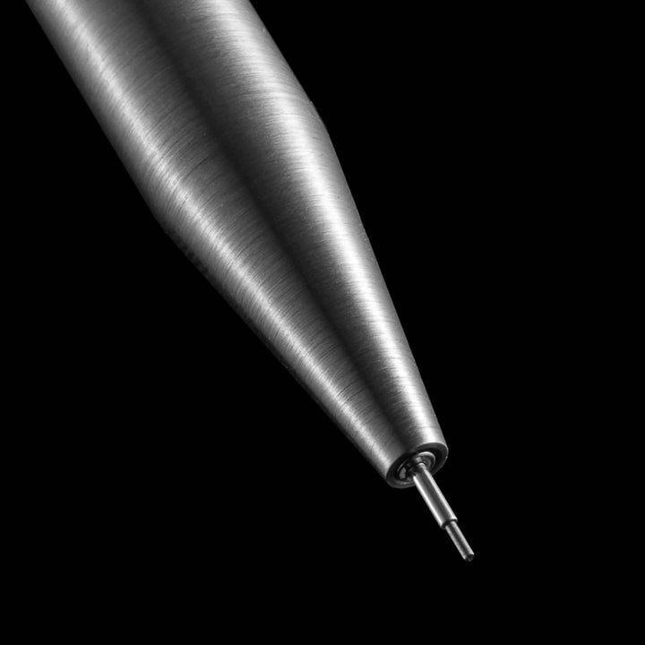 Gros plan sur le crayon Modern Fuel, taillé en métal solide, sans pièces en plastique.