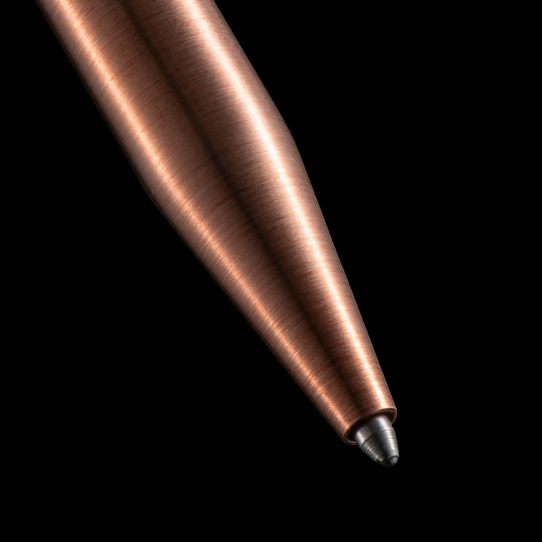 Crayon Modern Fuel en métal solide, design élégant avec un cône affûté et une finition en cuivre.