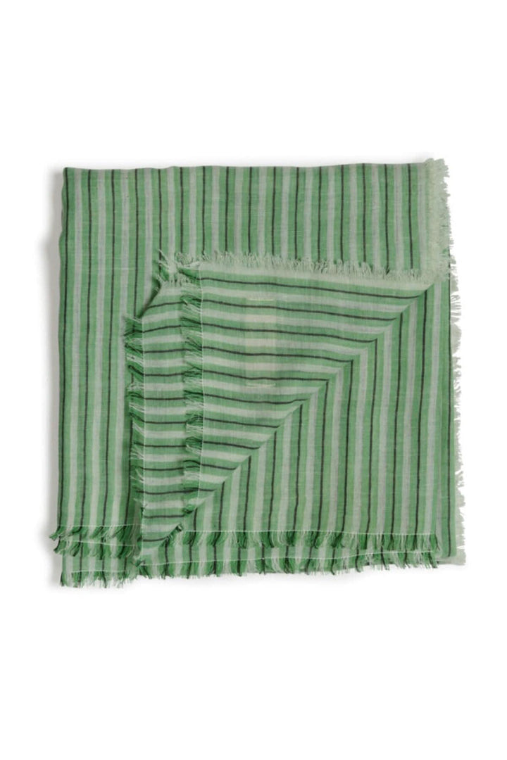 Foulard rayé Sofi en coton léger, vert et blanc, avec franges et dimensions de 100 cm x 96 cm.