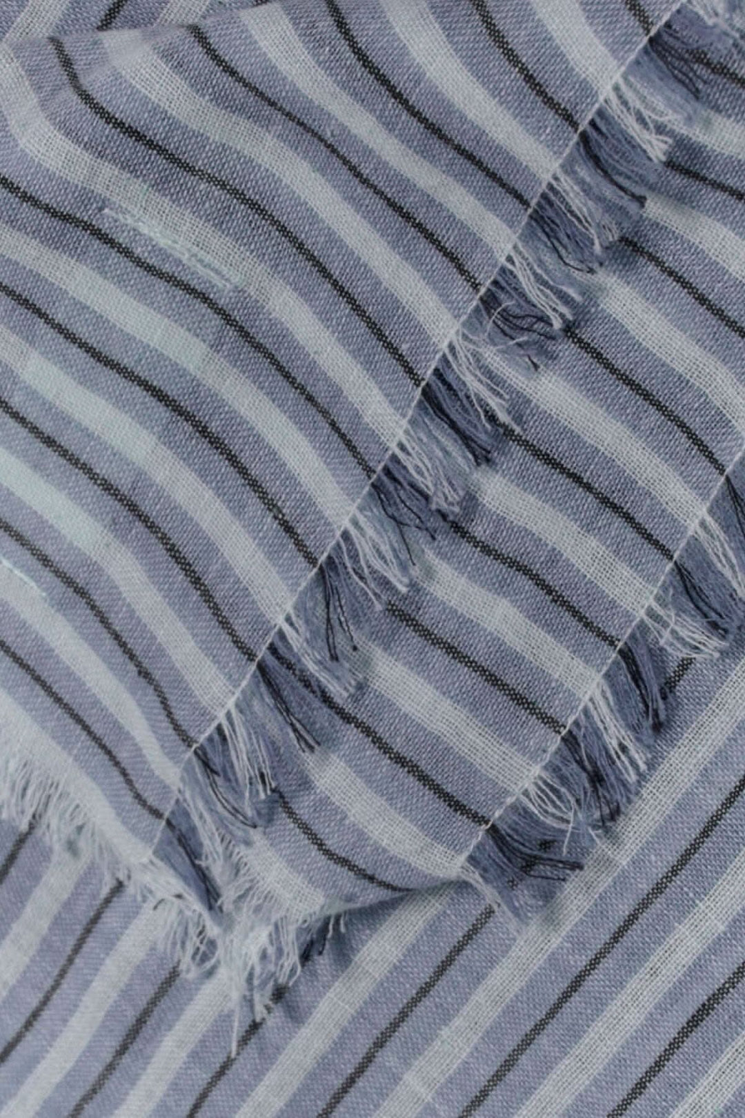 Foulard rayé Sofi en pur coton léger avec fines franges, dimensions 100 cm x 96 cm, design élégant et coloré.