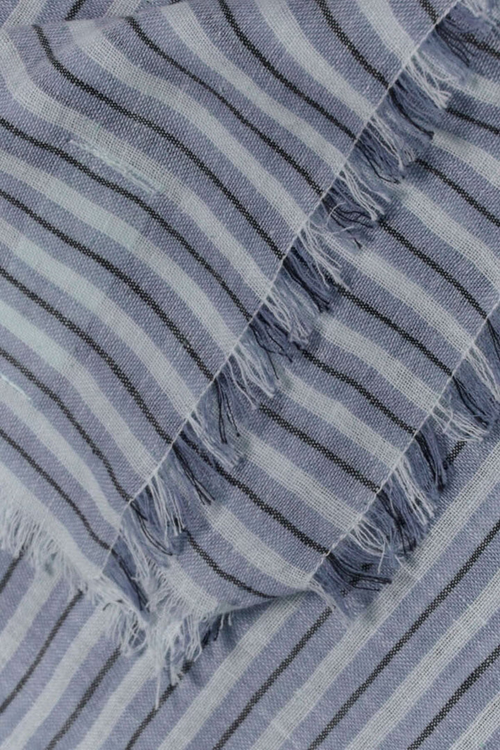 Foulard rayé Sofi en pur coton léger avec fines franges, dimensions 100 cm x 96 cm, design élégant et coloré.