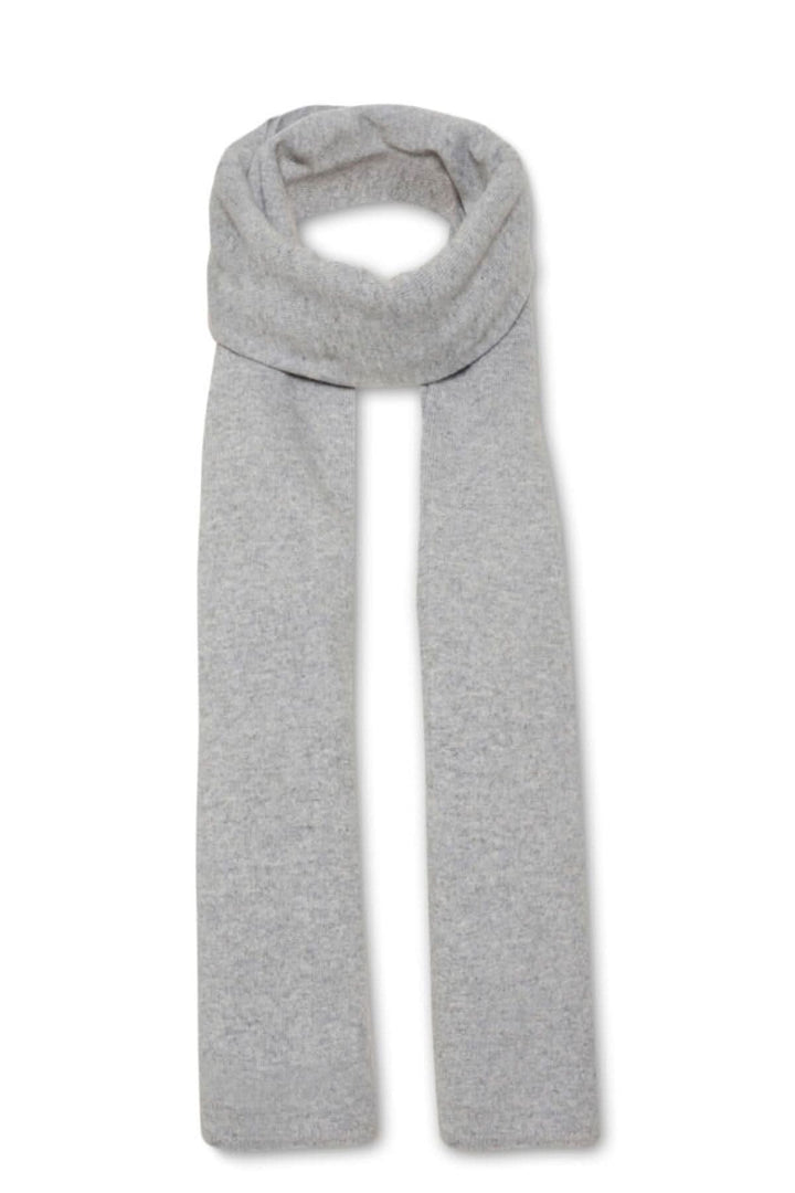 Foulard Torborg en mélange de laine confortable, couleur grise, parfait pour associer avec le chandail Tila.