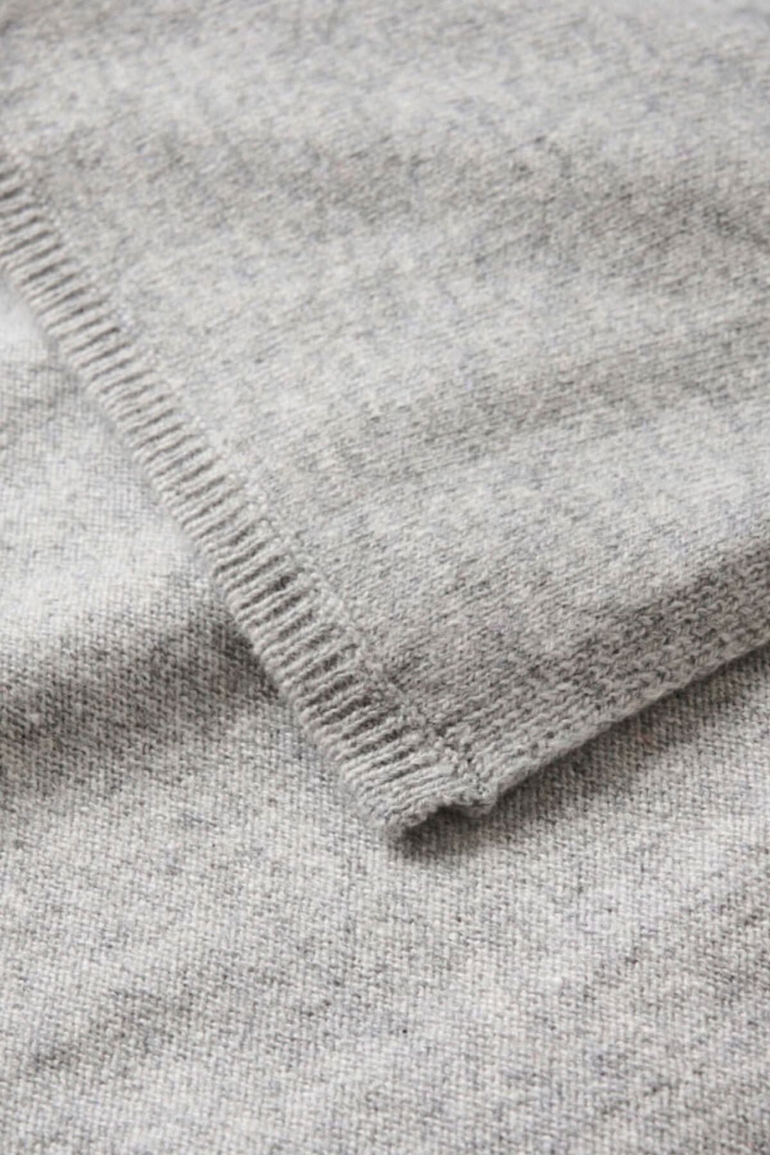 Foulard Torborg en mélange de laine, doux et confortable, couleur gris, parfait pour accompagner le chandail Tila.