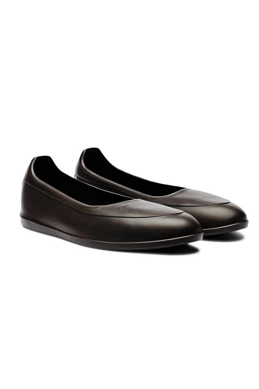 Galoches brunes élégantes et imperméables, parfaites pour un style soigné par tous les temps.
