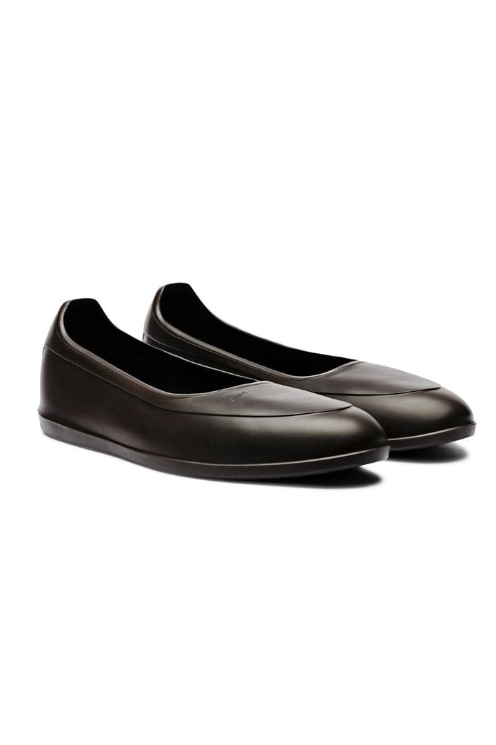 Galoches brunes élégantes et imperméables, parfaites pour un style soigné par tous les temps.