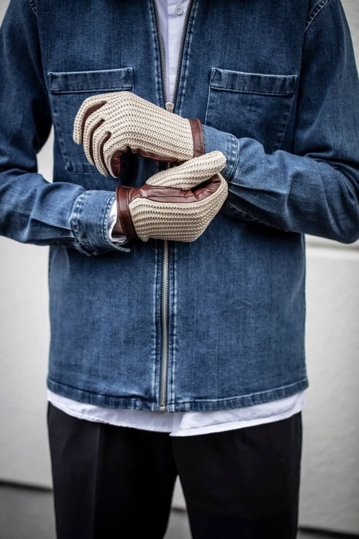 Homme portant des gants texturés en cuir Adam avec un mélange de coton et laine, idéal pour l&