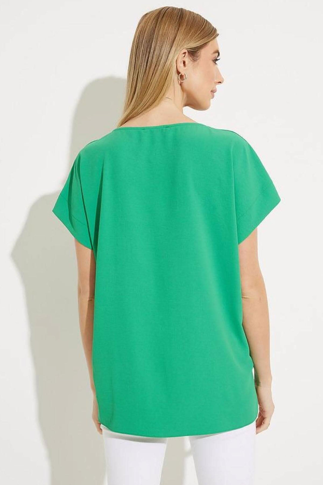 Haut asymétrique vert, encolure en V, coupe ample, manches fluides, ourlet avant froncé, look décontracté.