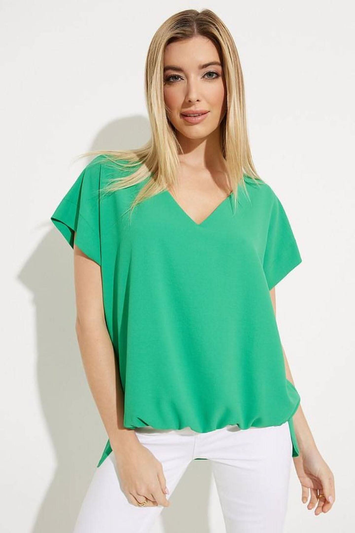Haut asymétrique vert encolure en V, manches fluides, coupe ample, parfait avec un pantalon slim.