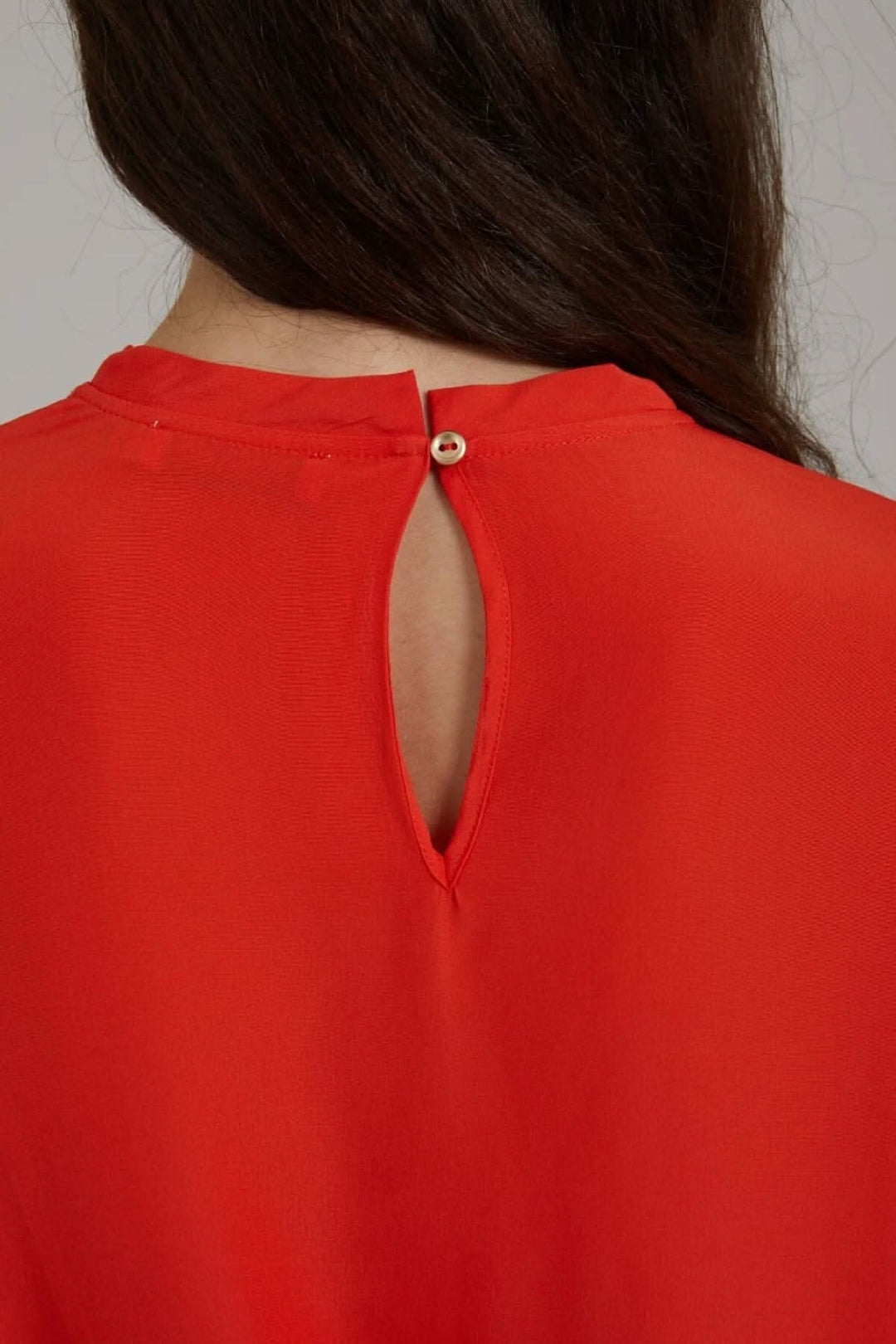 Haut rouge élégant avec détail de bouton au dos et col rond, manches midi, style décontracté.