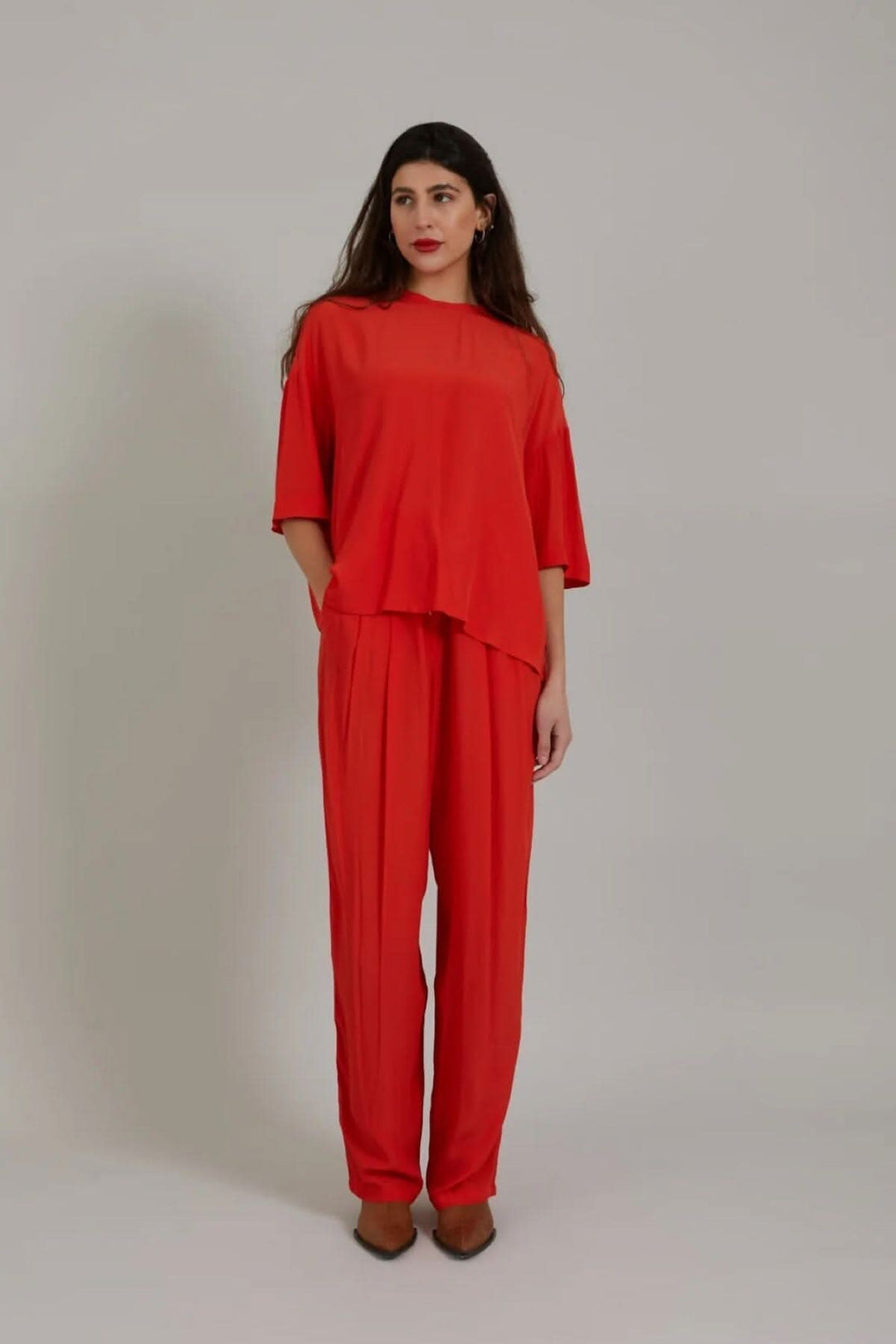 Haut ample à manches midi rouge avec pantalon assorti, idéal pour une tenue décontractée ou habillée.