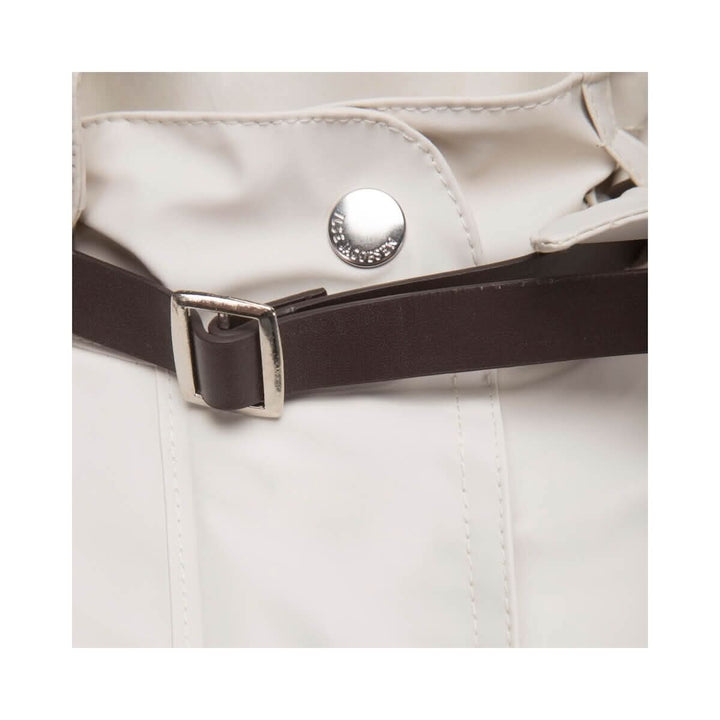 Détail de la sangle en cuir artificiel et bouton d&