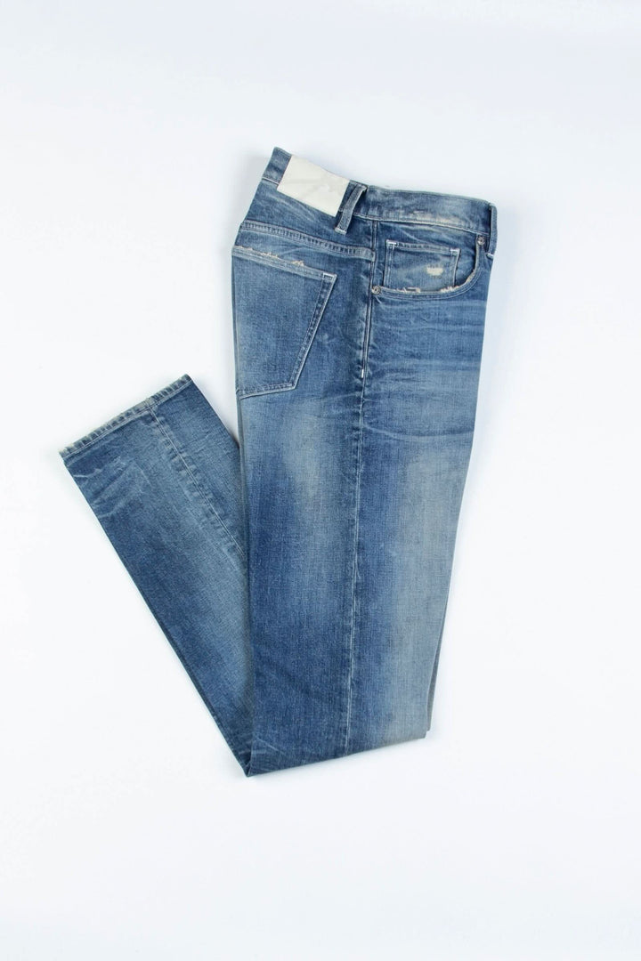 Jean Axe Lazuli en denim italien, fabriqué à partir de coton biologique et fils Roica recyclés.