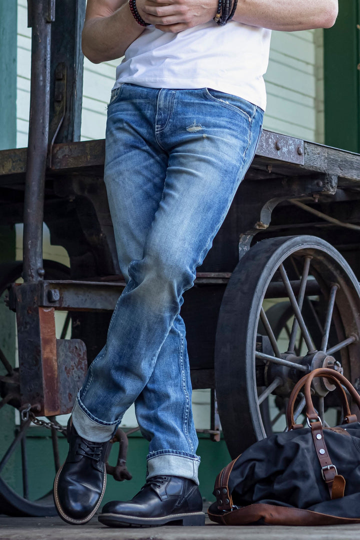 Jean Axe Lazuli en denim italien, coupe vintage, porté avec style, conçu en coton bio et fils recyclés.