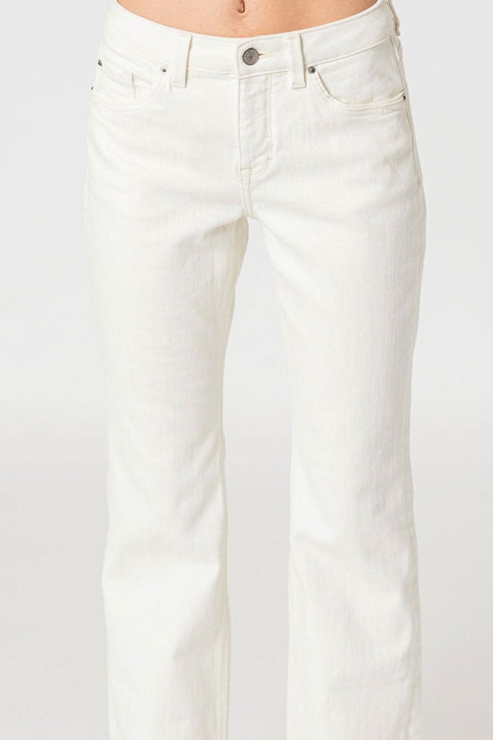 Jean bootcut en coton épais, cinq poches, jambe ajustée, couleur blanche, style décontracté.