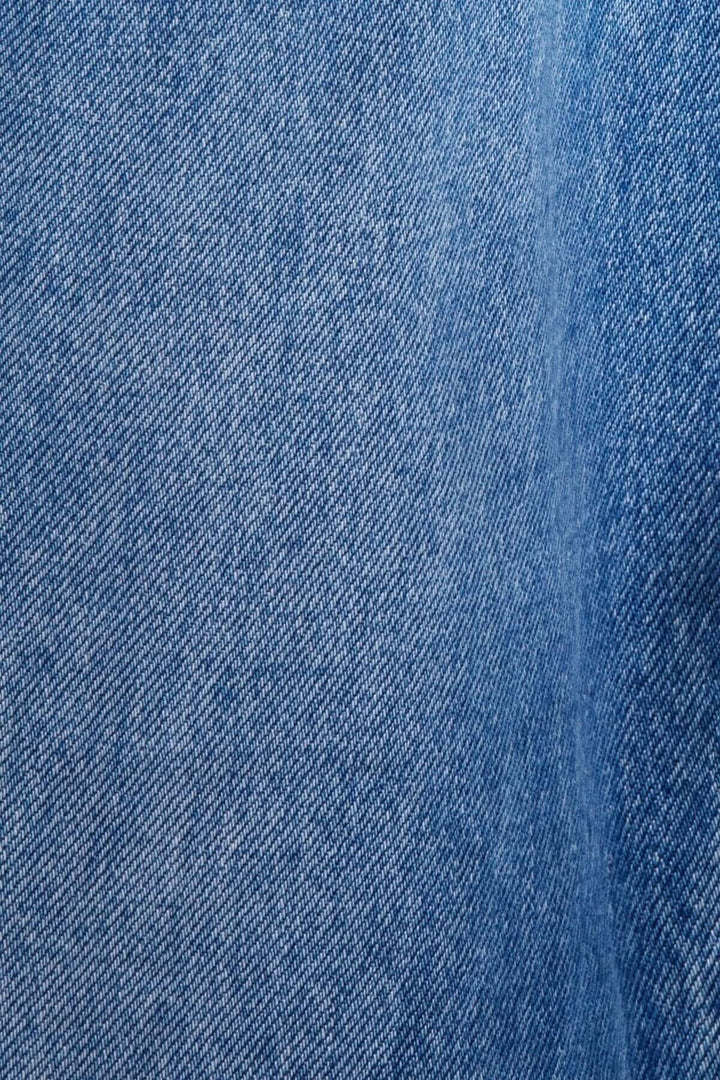 Texte de denim bleu clair, mettant en valeur la texture et la couleur du tissu utilisé pour le jean coupe Dad.